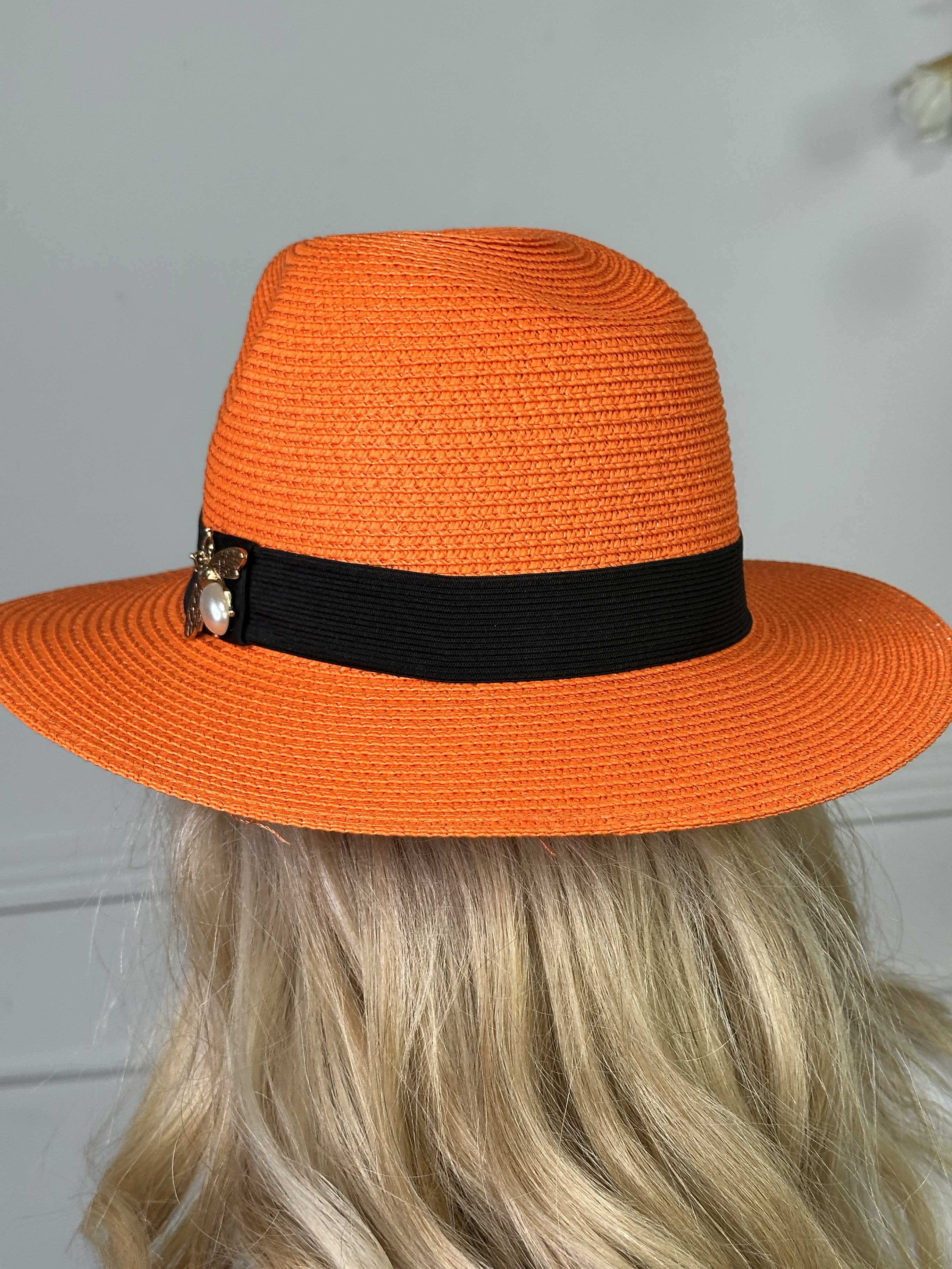 Amelia - Hat med sort bånd og guld bi